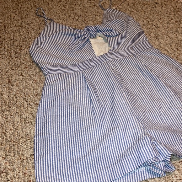 Like new everly blue and white striped romper - Picture 3 of 9